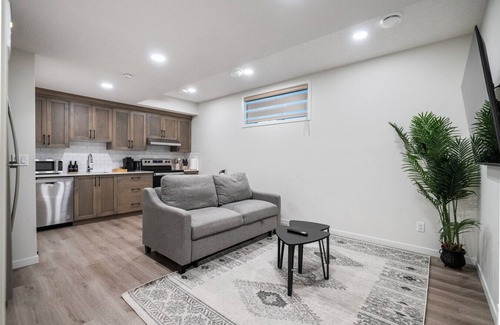 Calgary House | Private Getaway » Sleep 4 » Full Kitchen » Parking