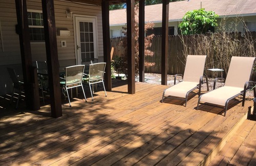 Oldsmar House | Cozy Ground Floor Apartment with Huge Deck & Ocean View