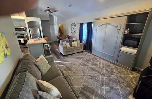 Paso Robles House | Private Guest House with Pool, Jacuzzi & Pet-Friendly Stay