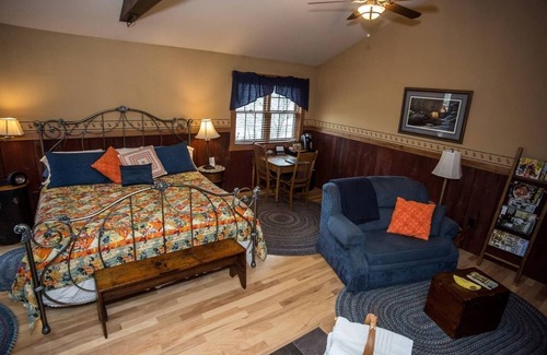 Reedsburg House | Idyllic Guest House with Jacuzzi & Close to Iconic Parks