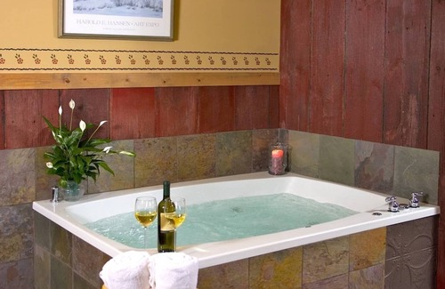 Reedsburg House | Idyllic Guest House with Jacuzzi & Close to Iconic Parks