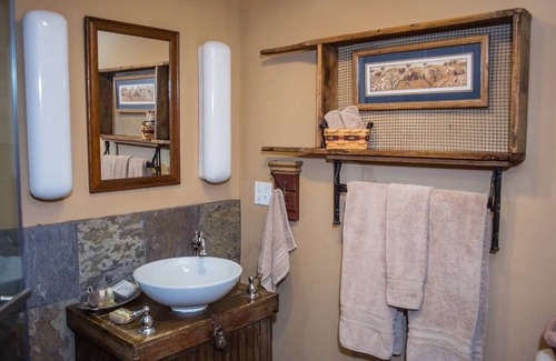 Reedsburg House | Idyllic Guest House with Jacuzzi & Close to Iconic Parks