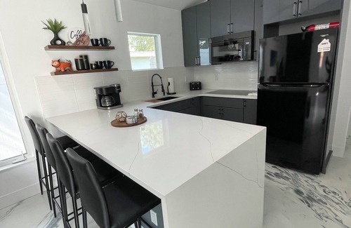 Bay Acres House | Exclusive Guest House with Ocean Views & Hot Tub Retreat
