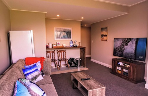 Paremoremo House | Idyllic Guest Suite with Kitchen in Scenic Rural Retreat