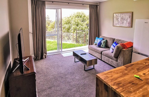 Paremoremo House | Idyllic Guest Suite with Kitchen in Scenic Rural Retreat