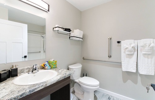 Aztec Apartment | Serene Retreat: Family-Friendly with Spa and Hot Tub