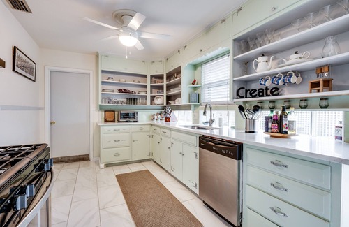 South Arlington House | Private Heated Swim Spa & Hot Tub with Fire Pit Retreat