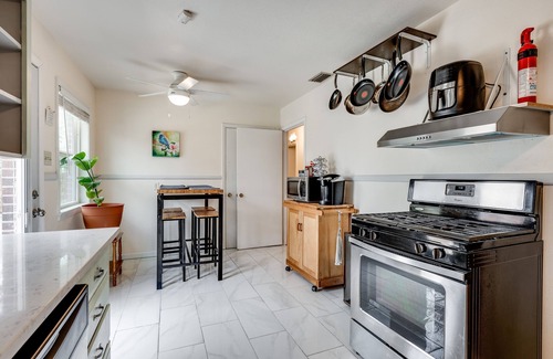 South Arlington House | Private Heated Swim Spa & Hot Tub with Fire Pit Retreat