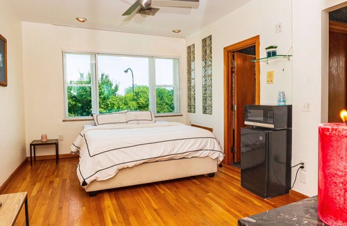 Southwark House | Inviting Retreat with Private Heated Pool and City Views