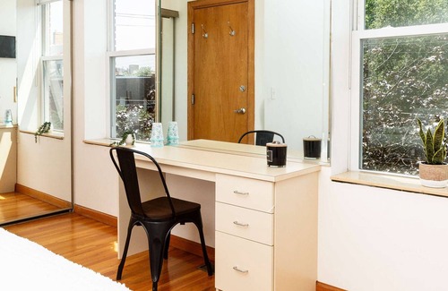 Southwark House | Inviting Retreat with Private Heated Pool and City Views