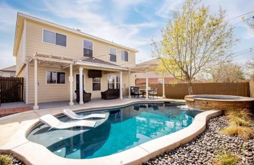 Wetmore House | Unwind in a Private Heated Pool & Hot Tub - 10/10 Rating
