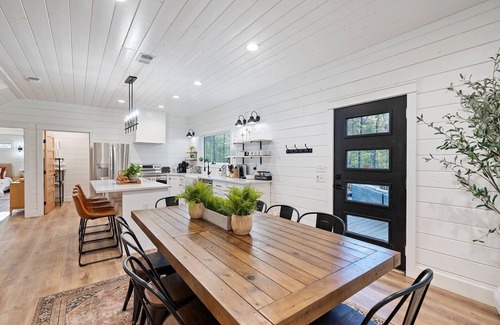 Broken Bow Cabin | Modern Cabin Retreat with Hot Tub and Private Creek Escape