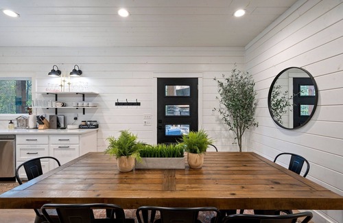 Broken Bow Cabin | Modern Cabin Retreat with Hot Tub and Private Creek Escape