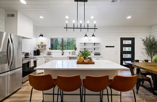 Broken Bow Cabin | Modern Cabin Retreat with Hot Tub and Private Creek Escape