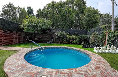 Southwark Apartment | Relax by the Private Heated Pool with City Views & Gym