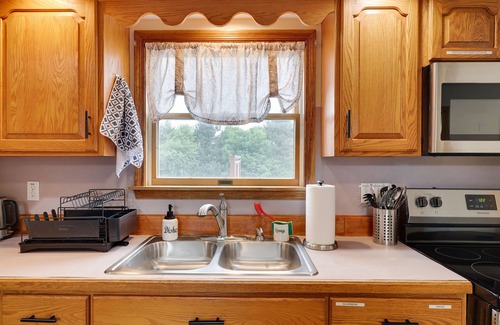 Stroudsburg House | Experience a Private Pool, Hot Tub & Game Room Oasis