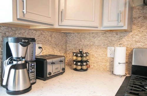 Roanoke Apartment | Top-Rated Private Hilltop House in Vibrant Downtown Roanoke