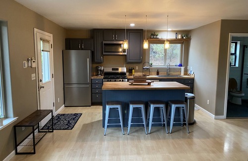 Murphys Apartment | Serene Private Hilltop Studio with Family-Friendly Amenities