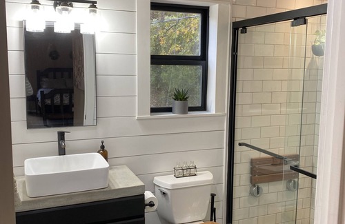 Murphys Apartment | Serene Private Hilltop Studio with Family-Friendly Amenities