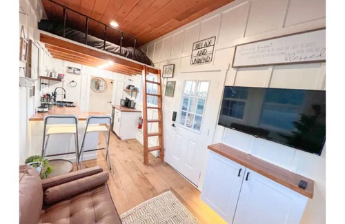 Grants Pass House | Scenic Hilltop Tiny Home with Hot Tub & Fire Pit Escape