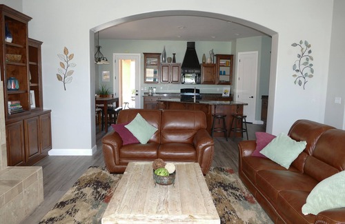 La Verkin House | Inviting Home with Private Pool, Jacuzzi & Game Room