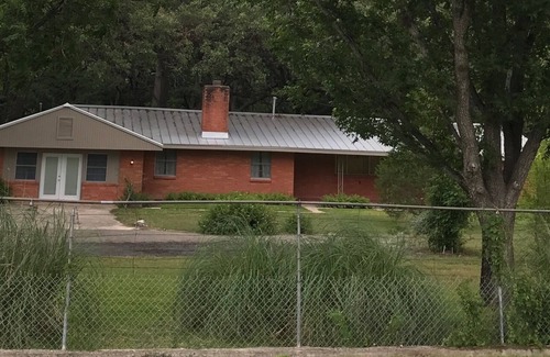 Leakey House | Spacious Private Home by Frio River with Child-Friendly Amenities