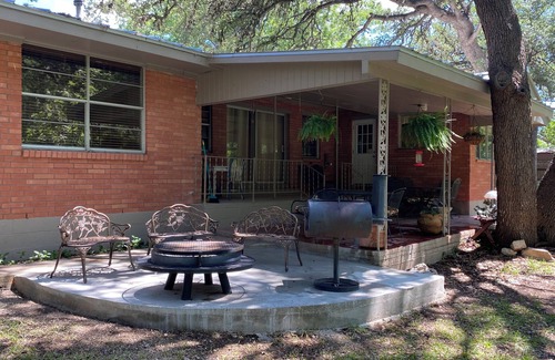 Leakey House | Spacious Private Home by Frio River with Child-Friendly Amenities