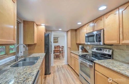 Overlake House | Private Home in marvelous Redmond Neighborhood with fitness room, WiFi, AC