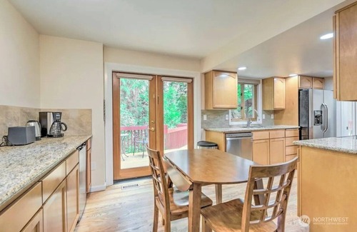 Overlake House | Private Home in marvelous Redmond Neighborhood with fitness room, WiFi, AC