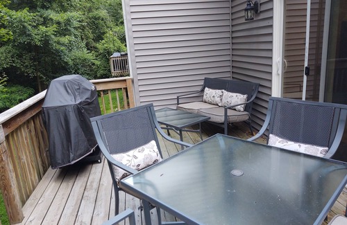 Nazareth House | Cozy Retreat in the Woods - Just 15 Minutes from Downtown