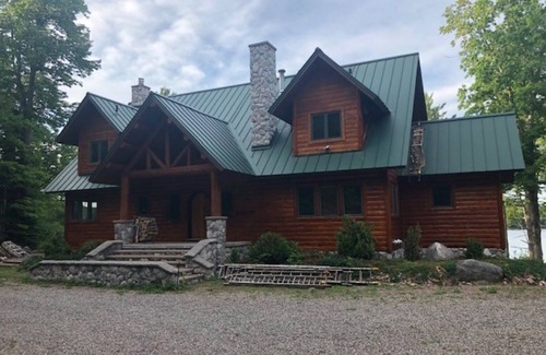 Champion House | Ideal Retreat: Private Home on Gibson Lake with Breakfast
