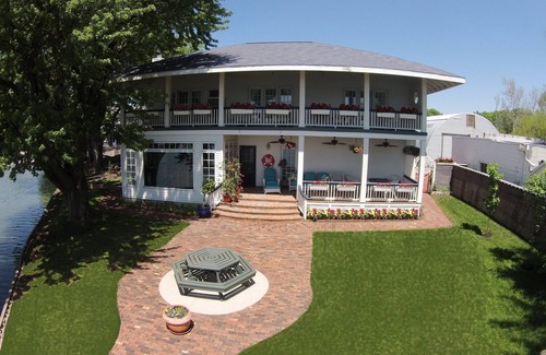 Council Bluffs House | Inviting 4BR Lake View Home with Hot Tub and Spa