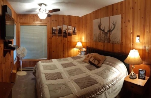 East Kootenay House | Relaxing Getaway with Hot Tub, Sauna & Game Room