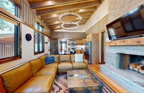 Afton Ski Chalet | Relaxing Retreat with Hot Tub, Steps from Battlefield Par 3