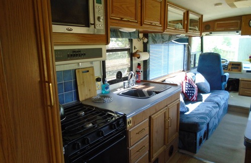 Ferrensby House | Cozy Retreat with Private Hot Tub in Vintage Motorhome