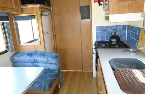 Ferrensby House | Cozy Retreat with Private Hot Tub in Vintage Motorhome