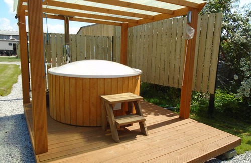 Ferrensby House | Cozy Retreat with Private Hot Tub in Vintage Motorhome