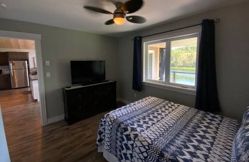 Kensington Ski Chalet | Private Hot Tub, Lake View, 10 Minutes to Cavendish Beach Music Festival.