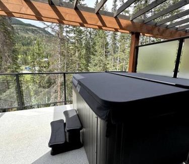 East Kootenay House | Inviting Ski-In/Ski-Out Retreat with Private Hot Tub