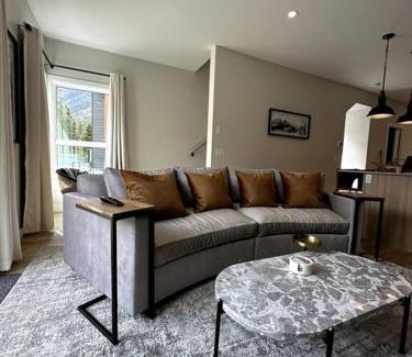 East Kootenay House | Inviting Ski-In/Ski-Out Retreat with Private Hot Tub