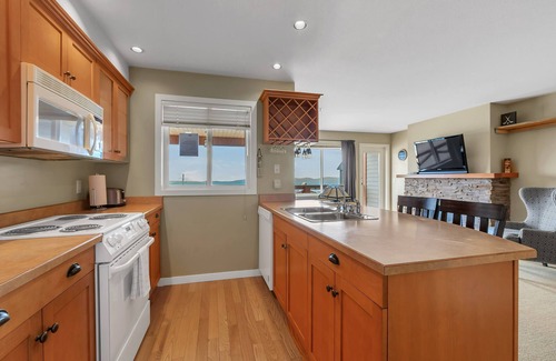 Big White Ski Resort House | Relax in Private Hot Tubs Just Steps from the Village