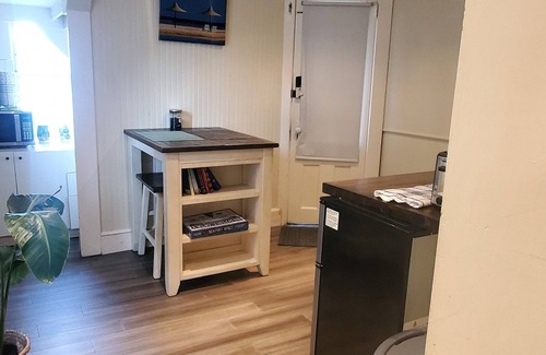 Newport Apartment | Inviting Private Hotel-Style Apartment for Your Getaway