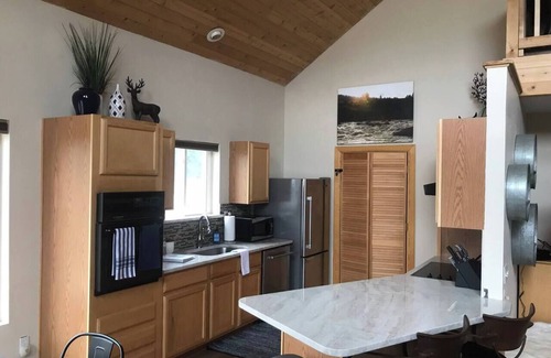 Buena Vista House | Idyllic Retreat: 8 Miles to Downtown with River Access