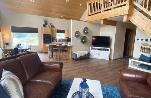 Buena Vista House | Idyllic Retreat: 8 Miles to Downtown with River Access