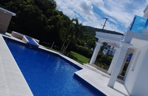 Ricaurte House | Cozy Retreat Near Bogotá: Poolside Private House Getaway