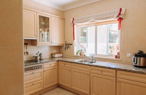 Atalaia House | Private Oasis with Garden, Pool & BBQ for Family Fun