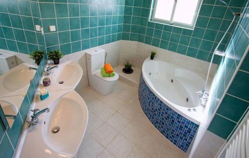 Velvary Villa | Private House with Sauna, Jacuzzi and Hawaiian Hothouse Spa