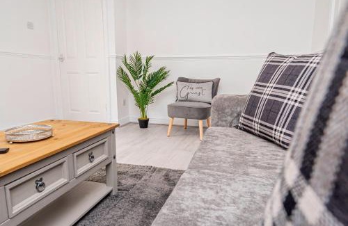 Smethwick House | Immaculate Stay with Child-Friendly Amenities and Driveway