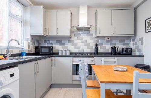 Smethwick House | Immaculate Stay with Child-Friendly Amenities and Driveway