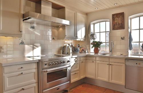 Warten Villa | Secluded Retreat at Private Island De Sayter with Dining